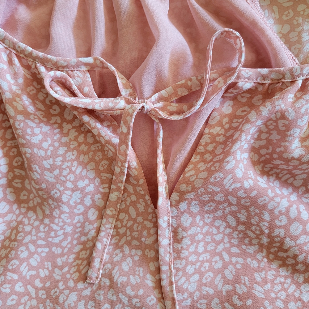 Elegant Pink Patterned Blouse with Tie-Neck - Picture 5 of 5